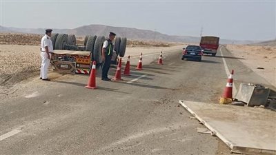 تحرك أمني عاجل بشأن حادث انقلاب سيارة بمقطورة على الطريق بسوهاج|صور