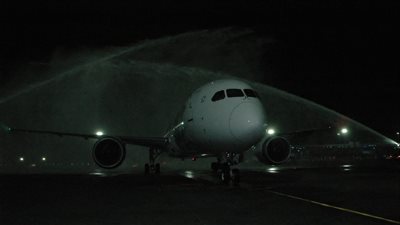 وصول أولى رحلات مصر للطيران من طوكيو إلى القاهرة واستقبالها بتقليد رش المياه