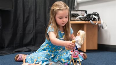 بحث جديد: اللعب بالدمى يساعد في النمو الاجتماعي لـ الأطفال