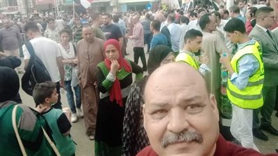 على نغمات الأغاني الوطنية.. أهالي المنيا تحتشد في مشهد وطنى لتأييد السيسى