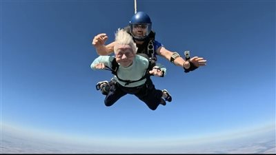 قفزت من ارتفاع 4100 متر.. تفاصيل تسجيل عجوز أمريكية تخطت ال100 عام في موسوعة غينيس