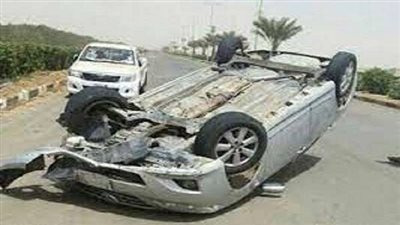 إصابة 3 أشخاص في حادث انقلاب سيارة ملاكي على الطريق بسوهاج