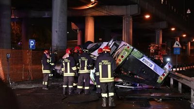 مقتل 21 على الأقل في سقوط حافلة تقل سياحا من جسر قرب البندقية