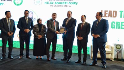 رئيس الرعاية الصحية يؤكد أهمية التحول إلى الصيدليات الخضراء والمستدامة