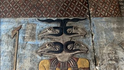 أعمال تنظيف الجزء الأخير من سقف معبد إسنا تظهر من ألوانه الأصلية