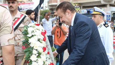 الذكرى 50 لانتصارات أكتوبر.. محافظ المنوفية يضع إكليلًا من الزهور على النصب التذكاري 