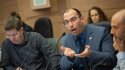 قصة اتهام رئيس لجنة الدستور في الكنيست بالبصق ضد المسيحيين 