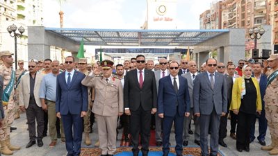 محافظ الدقهلية يضع إكليل الزهور على النصب التذكاري للشهداء 