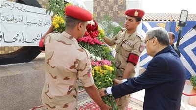 محافظ المنيا يضع إكليلا من الزهور على النصب التذكاري للشهداء 