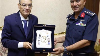 محافظ المنيا يقدم التهنئة لرجال القوات المسلحة بمطار المنيا