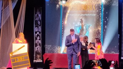 في حضور وزيرة الثقافة.. مهرجان الإسكندرية السينمائي يكرم المطرب خالد سليم