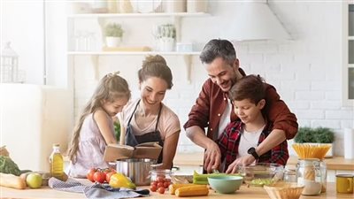 دراسة: تناول الآباء وجبة العشاء مع الأطفال يؤدي لفوائد عظيمة