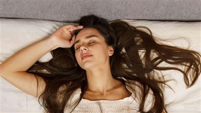 هل تؤثر الوسادة على صحة البشرة والشعر خلال النوم؟