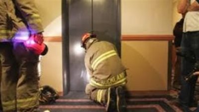 إنقاذ 4 أشخاص احتجزوا داخل مصعد بالفيوم 