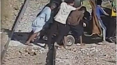 النقل تحذر من إقامة معابر غير شرعية على قضبان السكة الحديد