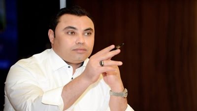 الفائزون برحلة عمرة في مسابقة حفظة القرآن الكريم يودعون ذويهم قبل السفر