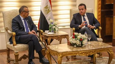 وزير الصحة يستقبل مدير عام منظمة الصحة العالمية بمطار القاهرة الدولي 