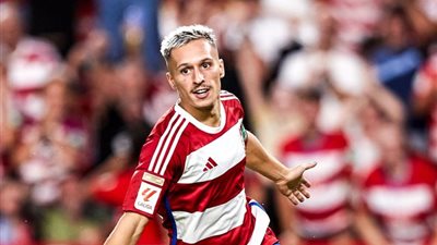 مهاجم غرناطة: لاعبي برشلونة طالبوني بعدم الركض وفينسيوس مثلي الأعلي