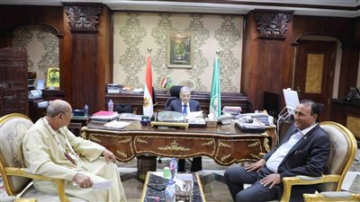 محافظ المنيا يلتقى عددا من أعضاء النواب والشيوخ لمناقشة قضايا المواطنين