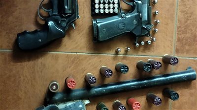 3 سنوات مشددة لمواطن لحيازته أسلحة نارية داخل جوال بالطريق العام بالمنيا 