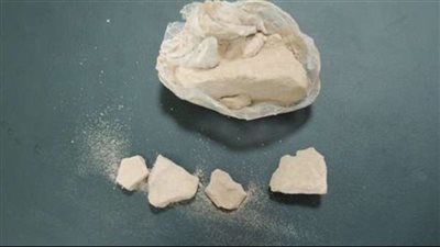 القبض على فتاة بحوزتها أسطوانة هيروين في حلوان