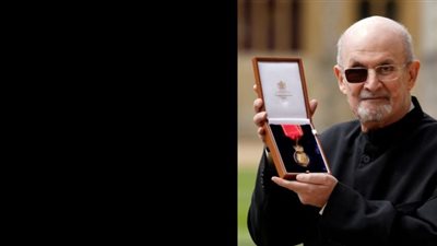 سلمان رشدي يصدر مذكرات عن حادث الطعن العام المقبل