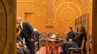 بدء عزاء والد الفنانة نسمة محجوب.. وأشرف زكي أول الحضور (صور)