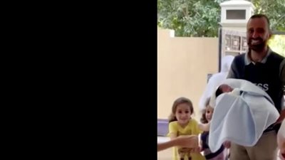صحفي فلسطيني يستقبل مولودا جديدا خلال تغطيته لـ جرائم الاحتلال في غزة