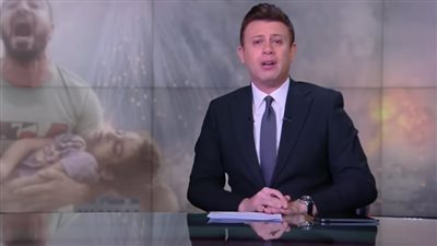  بعد مجزرة قوافل النازحين بغزة.. مذيع مصري يدخل في نوبة بكاء على الهواء (فيديو)