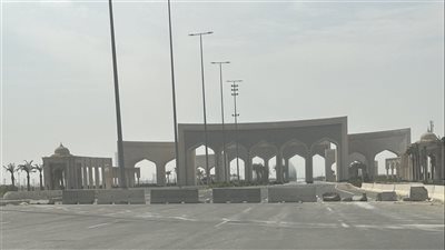 بالصور.. غلق مدخل العاصمة الإدارية بالخرسانة وسقوط أسماء الوزارات وعدم نقاء المياه