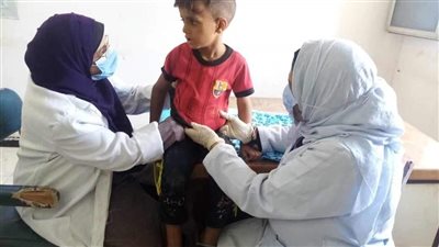 الكشف الطبي على 1800 مواطن ضمن قوافل حياة كريمة بالمنيا 