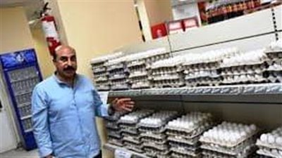 محافظ أسوان يتفقد الأسواق والمجمعات الاستهلاكية لمتابعة تطبيق مبادرة تخفيض أسعار السلع الأساسية