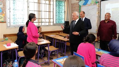 وزير التعليم يستمع لآراء طالبات الصف الرابع حول اكتسابهم للمعلومات من الدروس