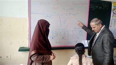 وكيل تعليم كفر الشيخ يتابع سير العملية التعليمية ويختبر الطلاب (صور)