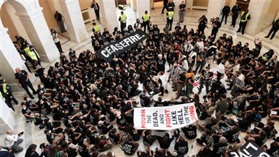 احتجاجا على حرب غزة.. مئات من اليهود الأمريكيين يقتحمون الكونجرس الأمريكي 
