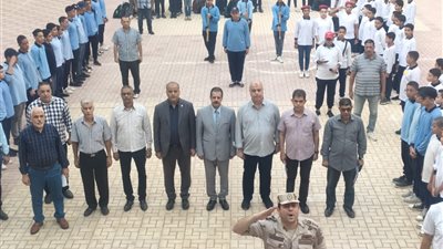 تنكيس الإعلام ودقيقة حداد على أرواح الشهداء الفلسطينين بمدارس القاهرة.. صور