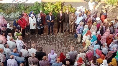  مدير تعليم الجيزة وجميع العاملين يقفون دقيقة حدادا على شهداء الشعب الفلسطيني