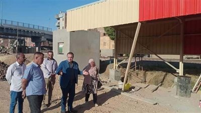 رئيس مركز ملوي يتفقد أعمال إنشاء مجمع مواقف السيارات بالمدينة