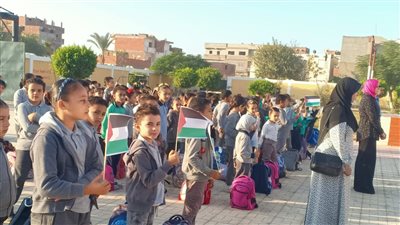 مدارس البحيرة تبدأ اليوم الدراسي بدقيقة حدادا على شهداء فلسطين.. صور