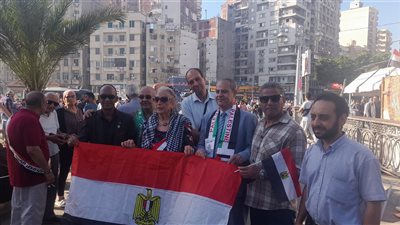 حالة من الهلع بين المتظاهرين بالإسكندرية بسبب سيارة ميكروباص 