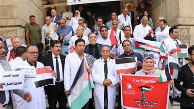 الأطباء تنظم وقفة احتجاجية أمام النقابة تضامنا مع فلسطين 