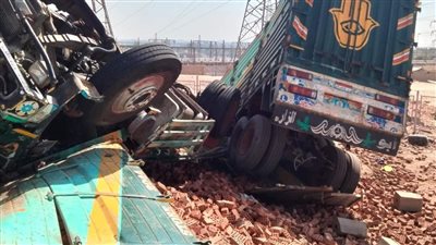 بالأسماء.. إصابة 6 أشخاص في حادث انقلاب مقطورة فى بأسوان 