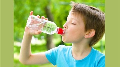 أبرزها تنظيم حرارة الجسم.. أهمية شرب الماء للأطفال
