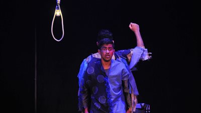 معاناة حياة المسوخ في العرض الكويتي 