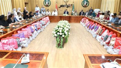 محافظ المنوفية يوزع مساعدات مالية وعينية لـ158حالة من الأسر الأولى بالرعاية