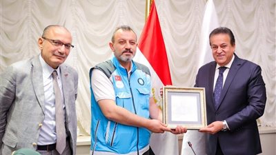 وزير الصحة يلتقي السفير التركي لدى مصر لبحث إيصال الإغاثات الطبية لـ غزة