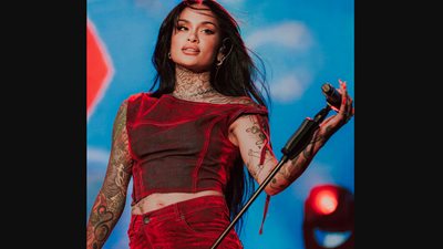 بدأت قراءة القرآن.. المغنية الأمريكية كيلاني: إيمان المسلمين أبهرني