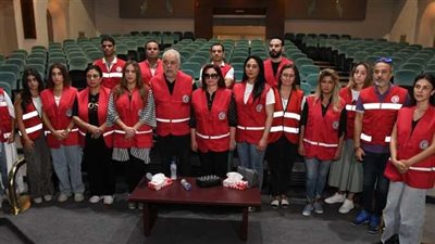 بقيادة أشرف زكي.. نجوم الفن في زيارة لـ الهلال الأحمر المصري 