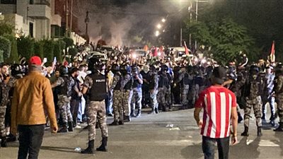 الأمن الأردني يفرق المتظاهرين بمحيط السفارة الإسرائيلية في عمان (فيديو)