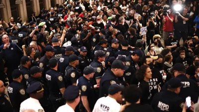 محتجون يغلقون محطة جراند سنترال في نيويورك للمطالبة بوقف إطلاق النار في غزة